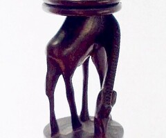 Egzotikus kézműves faragvány. Legelésző zsiráf, afrikai keményfa gyertyatartó