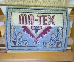 Régi szövőszék makett. Ma-Tex félig készült szőnyeg dekorációval, favázzal