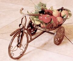 Fonott kosaras gyümölcstartó tricikli, kerti, vagy rusztikus stílusú berendezéshez
