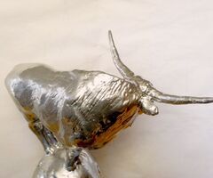 Magyar szürke marha bika. Ezüstre festett bronz szobor márvány talapzaton szignálva