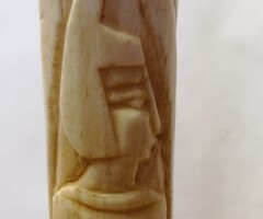 Csont faragvány Egyiptomi Istenséggel. Egyedi kézműves műtárgy