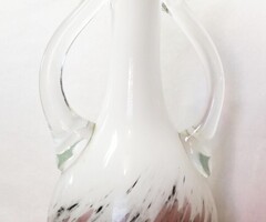 Muránói füles váza az 1960-s évekből. Letisztult fehér, az alján vörös-barna márványos mintával