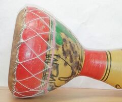 Djembe dob Tunéziából festett kerámia test tevékkel, kecskebőr rezonátor