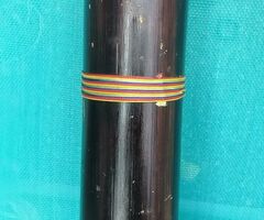 Bambusz kétkezes eső csináló csörgő. Egzotikus törzsi hangszer