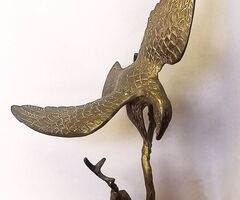 Prédáját cserkésző ragadozómadár nagyméretű bronz szobor. Kézműves ritkaság