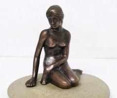 A kis hableány - Koppenhága - bronz figura lapos kavicson - bronz, kő