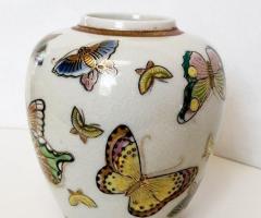 Pillangós retró japán Satsuma porcelán váza. Hibátlan különlegesség.