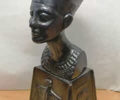 Nefertiti az egyiptomi Ehnaton fáraó felesége, hieroglifákkal díszítve.