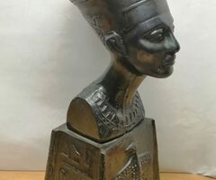 Nefertiti az egyiptomi Ehnaton fáraó felesége, hieroglifákkal díszítve.