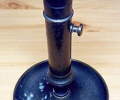Biedermeier strófos gyertyatartó bronzból, patinás állapotban