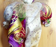 Porcelán fejű bohóc baba, karneváli emlék Olaszországból.