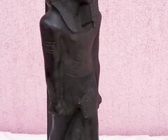 Fekete fáraó álló szobor körben egyiptomi szimbólumokkal, és hieroglifákkal