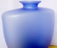 Formába fújt, kék színű öblös üveg váza esernyős címkével, tökéletes állapotban