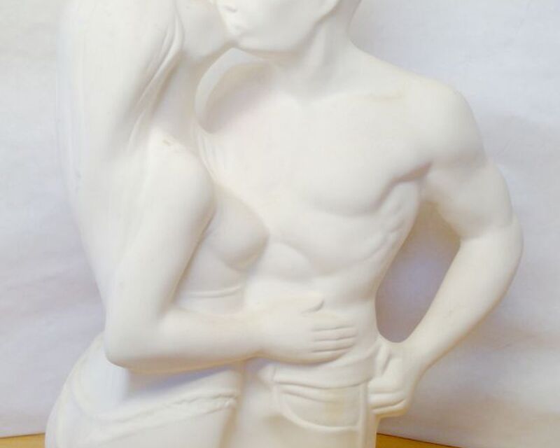 Csók. Világhy Árpád szobrász-keramikus alkotása fehér máz nélküli porcelán szobor