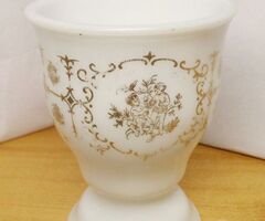 Biedermeier stílusú aranyozott puttós díszítésű tejüveg pohár 1870-1890-s évekből