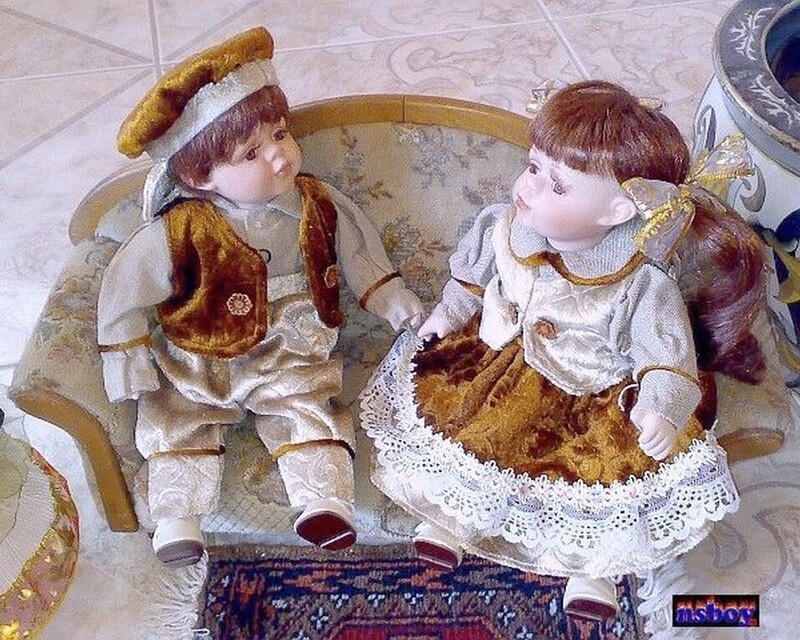 Retro népviseletbe öltöztetett porcelán babapár, kisfiú, és kislány kézműves ruhákban