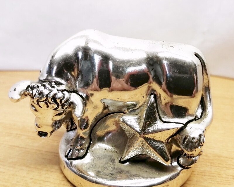Csillagromboló bika. Marcello Giorgio laminált ezüst kisplasztikája