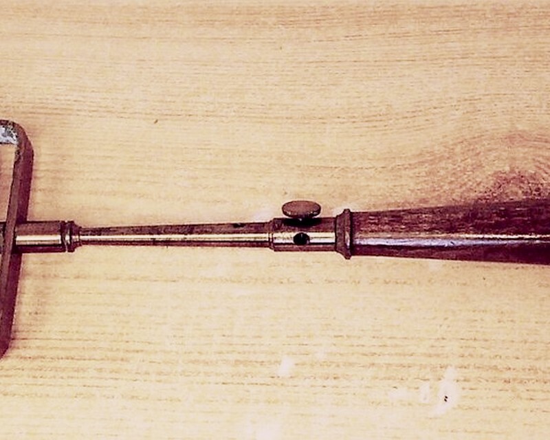Régi fizikoterápiás készülék tartozéka kézi eszköz, Szövetbe burkolt bronz hengerre