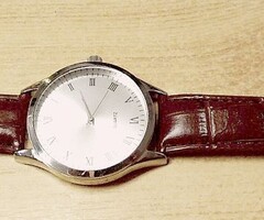 Új állapotban lévő B Watch Quartz, gyönyörű letisztult római indexes számlappal