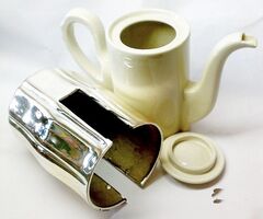 Bordázott oldalú, neobarokk stílusú kávés, teás, italos kanna termosz porcelán betéttel Bavaria