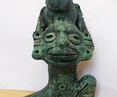 Bennszülött vizeskorsóval. Taino Karibi őslakos műtárgy, festett terrakotta szobor
