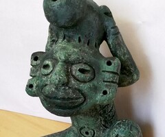 Bennszülött vizeskorsóval. Taino Karibi őslakos műtárgy, festett terrakotta szobor