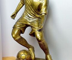 Cristiano Ronaldoról mintázott futballista relikvia, nagy méretű műgyanta szobor