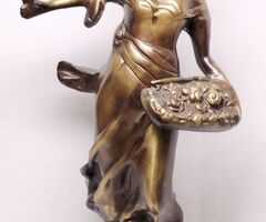 Rózsaárus lányka madárkával, egész alakos bronz szobor, Franciaországból.