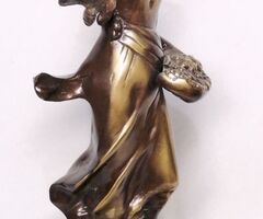 Rózsaárus lányka madárkával, egész alakos bronz szobor, Franciaországból.