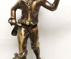 Kertészlegény kosárral a vállán, egész alakos bronz szobor, Franciaországból.