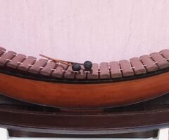 Gamelán különleges csónak testű ütős hangszer. Thaiföldi egyedi ritkaság.