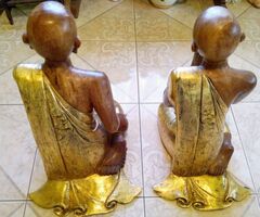 Shaolin szerzetesek szobor páros tűzi-aranyozott köntösben Indiából, tömör keményfa 65cm.