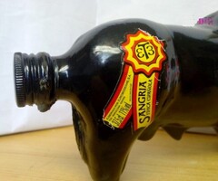 Sangriával töltött üveg bika, különlegesség Spanyolországból, kifogástalan állapotban