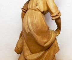 Antik faragott szobor. Lány korsóval szantál fából