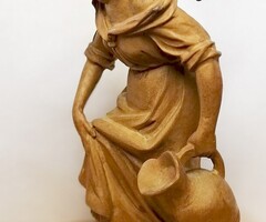 Antik faragott szobor. Lány korsóval szantál fából