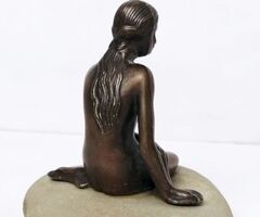 A kis hableány - Koppenhága - bronz figura lapos kavicson - bronz, kő