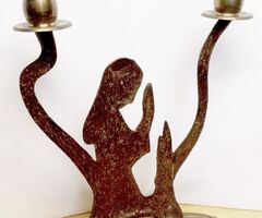 Imádkozó alakos bronz gyertyatartó a távolkeletről