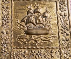 Hajós és virágos motívumokkal díszített bronz keretes falitükör, Egyedi ritkaság
