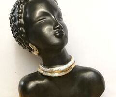 Az én babám egy fekete nő! Izsépy Margit Iparművész keramikus jellegzetes munkája.