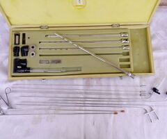 Retro műtéti eszköz készlet az NDK-ból. Laparoszkóp eredeti dobozában