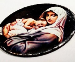 Katolikus ékszer Az anyja mellén alvó kis Jézussal. Tűzzománc medál